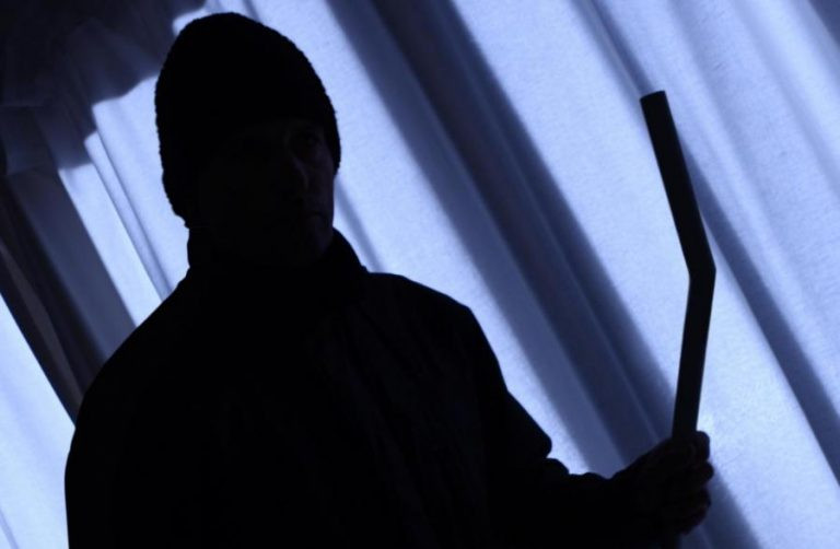 Αυτά τα 7 πράγματα προκαλούν τους διαρρήκτες να μπουν στο σπίτι σας!
